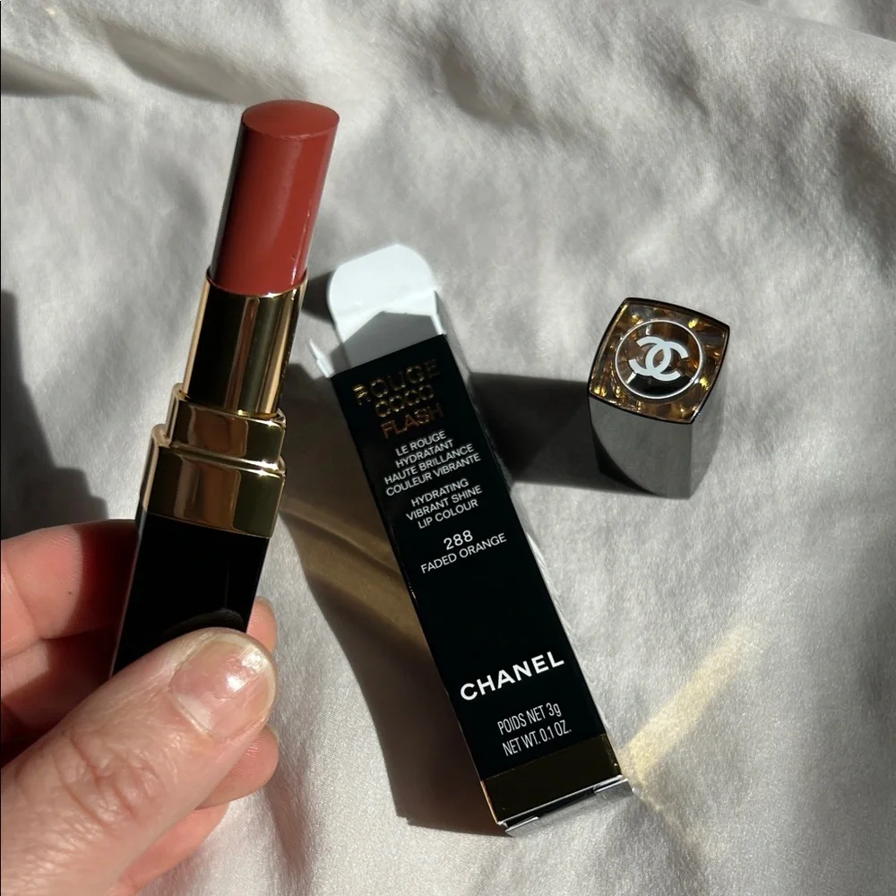 Limited edition) CHANEL Rouge Coco flash Lip color - Faded Orange
